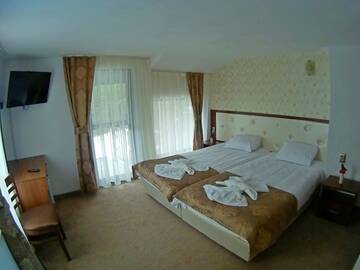 Фото номера Двухместный номер с 1 кроватью и балконом Отель Hotel Merdjan г. Сырница 5