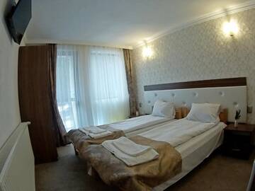 Фото номера Двухместный номер с 1 кроватью и балконом Отель Hotel Merdjan г. Сырница 11