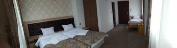 Фото номера Трехместный номер с балконом Отель Hotel Merdjan г. Сырница 9