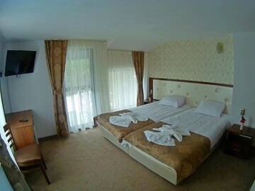 Фото номера Двухместный номер с 1 кроватью и балконом Отель Hotel Merdjan г. Сырница 14