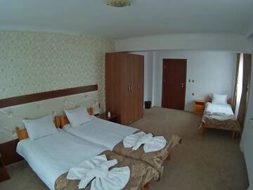 Фото номера Трехместный номер с балконом Отель Hotel Merdjan г. Сырница 3