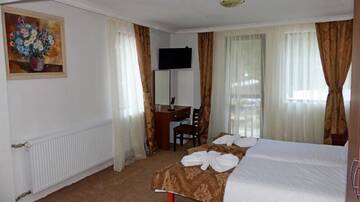 Фото номера Трехместный номер с балконом Отель Hotel Merdjan г. Сырница 2