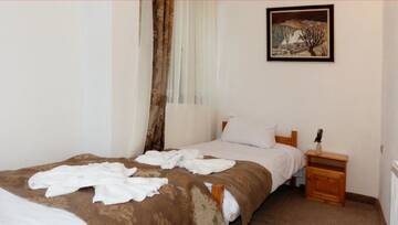 Фото номера Четырехместный номер с балконом Отель Hotel Merdjan г. Сырница 3
