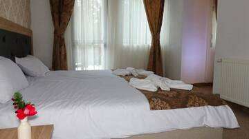 Фото номера Четырехместный номер с балконом Отель Hotel Merdjan г. Сырница 2