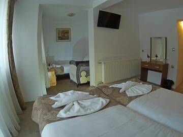 Фото номера Трехместный номер с балконом Отель Hotel Merdjan г. Сырница 6