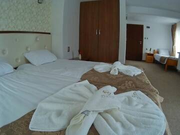 Фото номера Трехместный номер с балконом Отель Hotel Merdjan г. Сырница 7