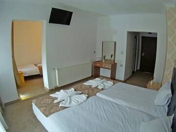 Фото номера Четырехместный номер с балконом Отель Hotel Merdjan г. Сырница 4
