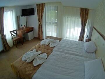 Фото номера Трехместный номер с балконом Отель Hotel Merdjan г. Сырница 8