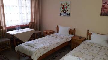 Фото номера Двухместный номер с 2 отдельными кроватями Мотели Motel Sarnitsa г. Сырница 2